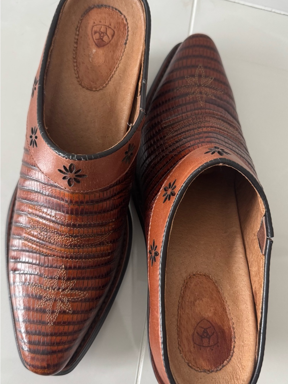 NWOB Ariat Brown Leather Floral Western Mule Clogs Shoes 7B - Picture 4 of 9